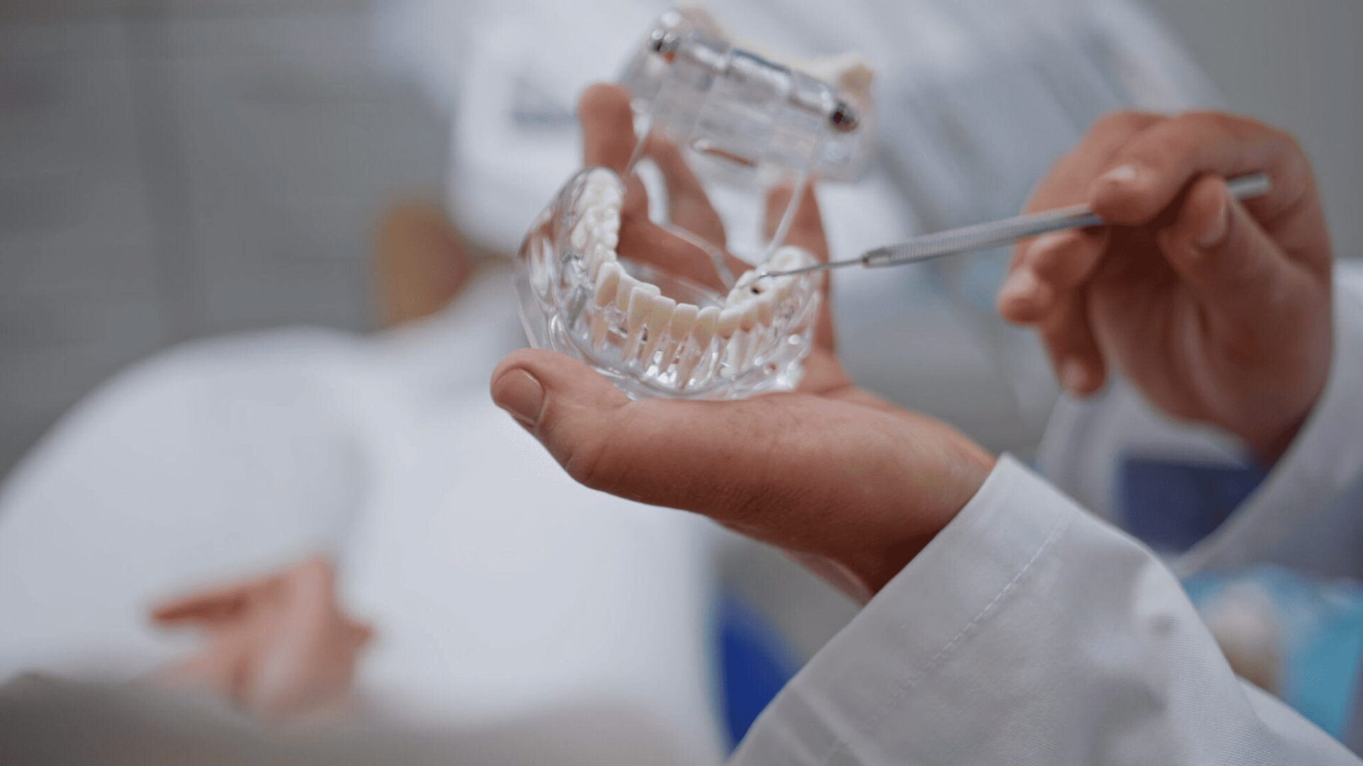 歯科と口腔外科の違いは？治療内容や費用について解説